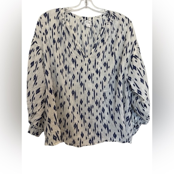 Velvet by Graham & Spencer Stella Ikat Print Blouse Size Large Blue & White - Picture 9 of 9